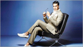 নিজেকে ফিট রাখতে নিয়মিত গো-মূত্র পান করেন অক্ষয় কুমার